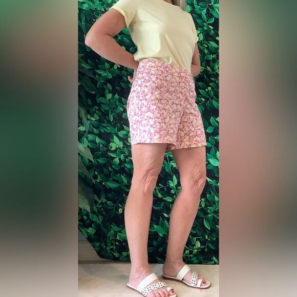 🌸 Ann Taylor Floral Shorts & Cream Tee Set – Shorts Size 6, Top Medium - Picture 2 of 6